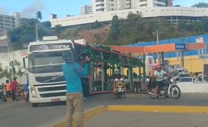 Caminhão quebrou no momento em que passava pelo cruzamento