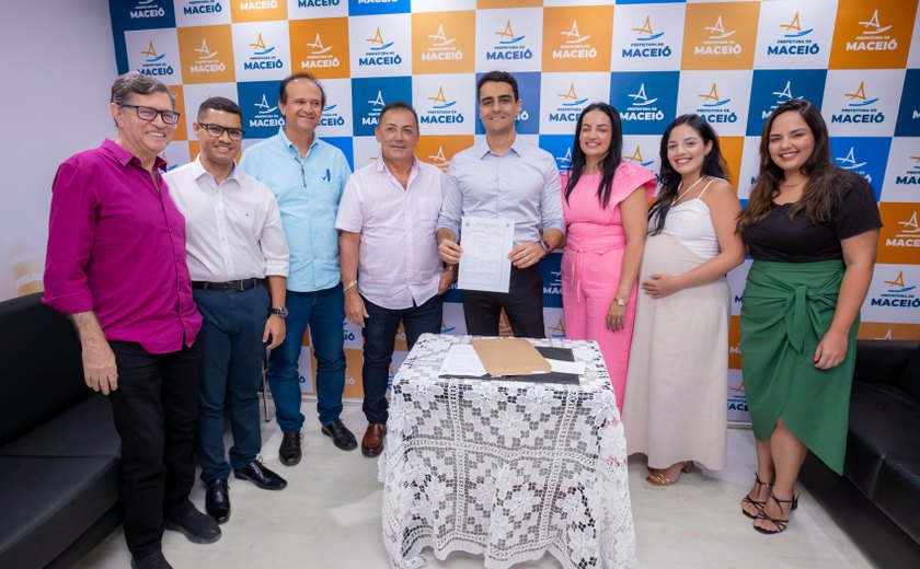 Prefeito JHC entrega alvará para novo Supermercado São Domingos com geração de 350 empregos