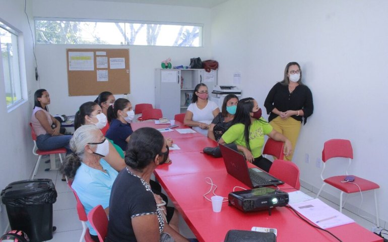 Prefeitura de Penedo e Sebrae orientam agricultoras sobre manipulação de alimentos