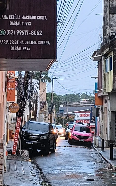 Colisão envolvendo três veículos derruba poste e deixa Centro de Palmeira dos Índios sem energia