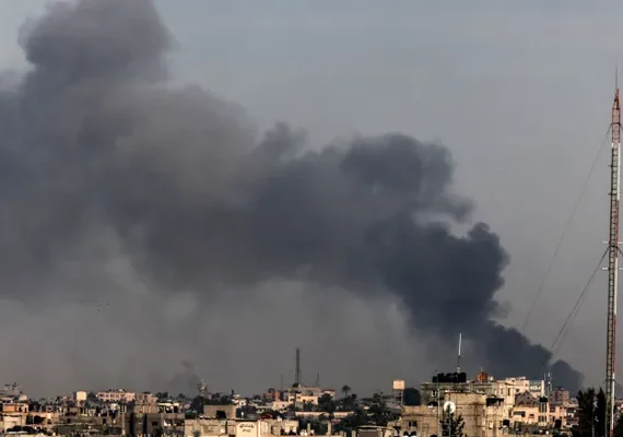 Israel bombardeia cidade no sul de Gaza onde palestinos deslocados estão residindo