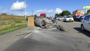 Pai e filha ficam feridos após carro capotar em Itaporanga D'Ajuda / Foto: Foto: PRF/SE