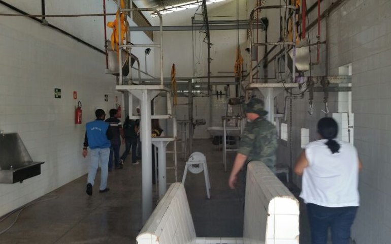 Fiscalização Preventiva Integrada fecha matadouro de Igreja Nova e autua posto da Casal em Piaçabuçu