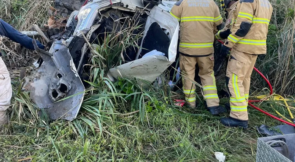 Mulher morre após caminhonete capotar e bater em árvore no município de Cristinápolis