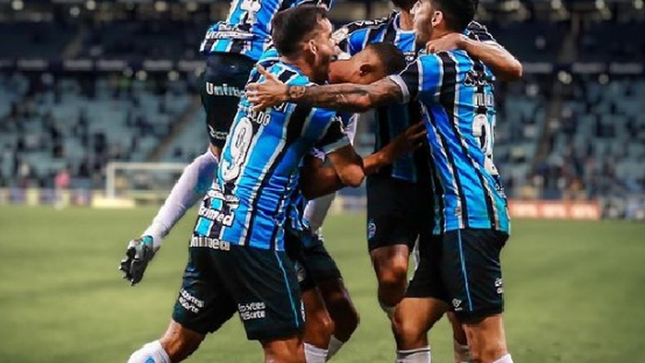 Em jogo de três viradas, Grêmio vence o América-MG e dorme no G-4 da Série A