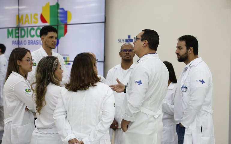 Governo anuncia bolsas para ampliar número de médicos e residentes