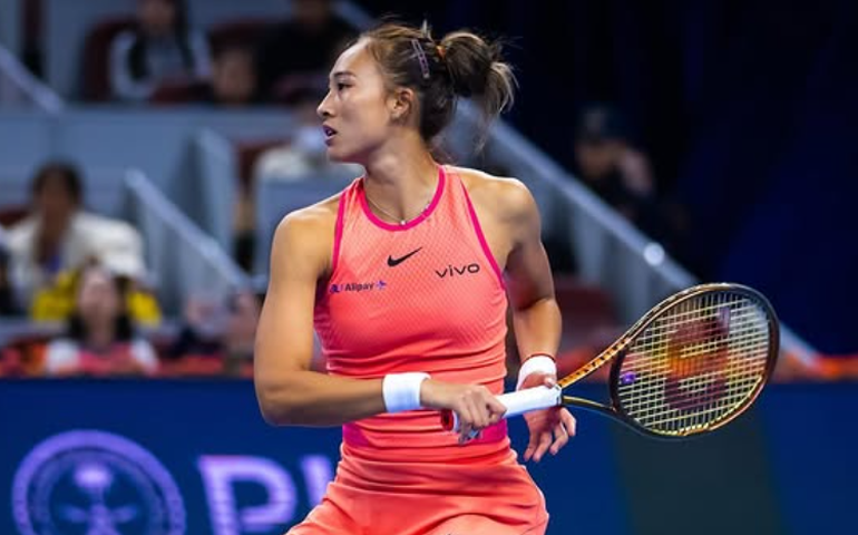Vice-campeã em 2024, Zheng avança com sustos no Aberto da Austrália; jovem Andreeva ganha bem