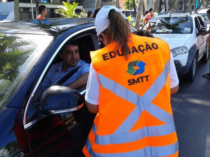 SMTT realiza ação em escolas para orientar pais sobre uso da cadeirinha