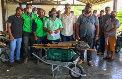 Prefeitura de Branquinha entrega novos 60 kits de ferramentas para agricultores