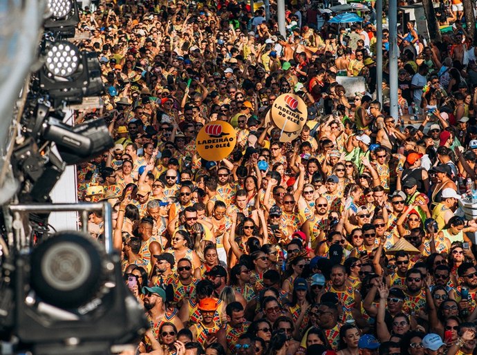 Bloco Caveira arrasta foliões e dá início às prévias de Carnaval
