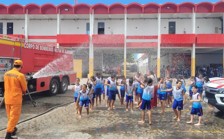 Corpo de Bombeiros recebe visita de 600 crianças em comemoração ao Dia do Soldado