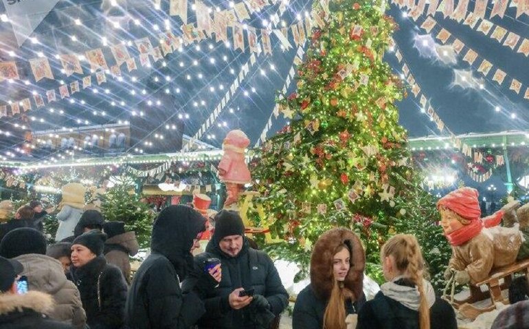 Moradores aproveitam decoração de Ano Novo na Praça Manezhnaya, em Moscou