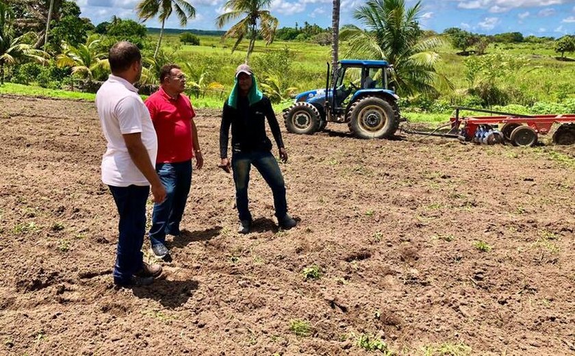 Agricultores recebem apoio da Prefeitura de Penedo para trabalho no campo