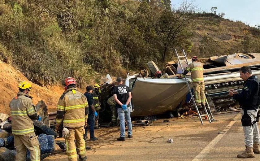 Ônibus com torcedores do Corinthians sofre acidente e deixa 8 mortos