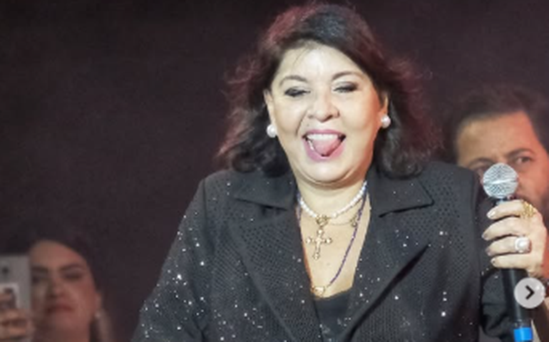 Roberta Miranda leva cão a entrevista e destaca 'suporte emocional' dado por ele