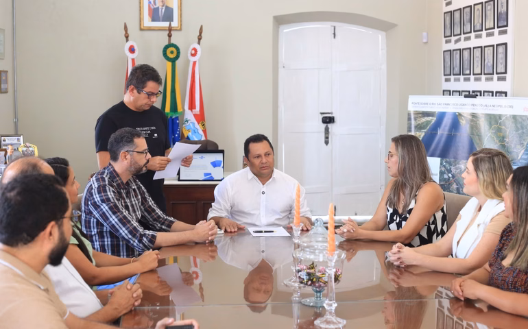 Prefeito em exercício Valdinho Monteiro empossa servidoras aprovadas no concurso da Prefeitura de Penedo