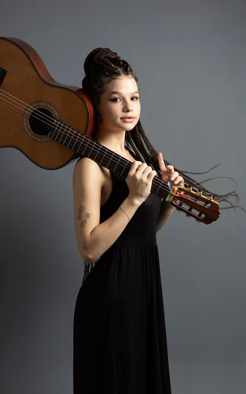 Caixa Cultural São Paulo apresenta: A força da simplicidade: Analu Sampaio em voz & violão na CAIXA Cultural