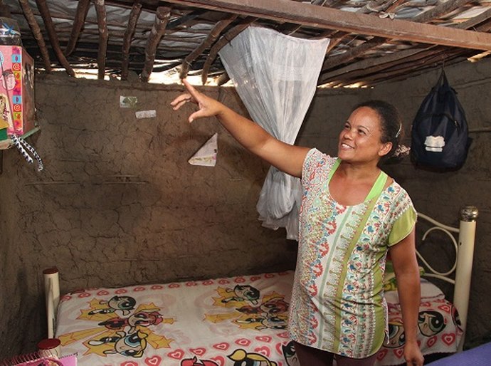 Quilombolas recebem barracas de lona em substituição a moradias de sapê