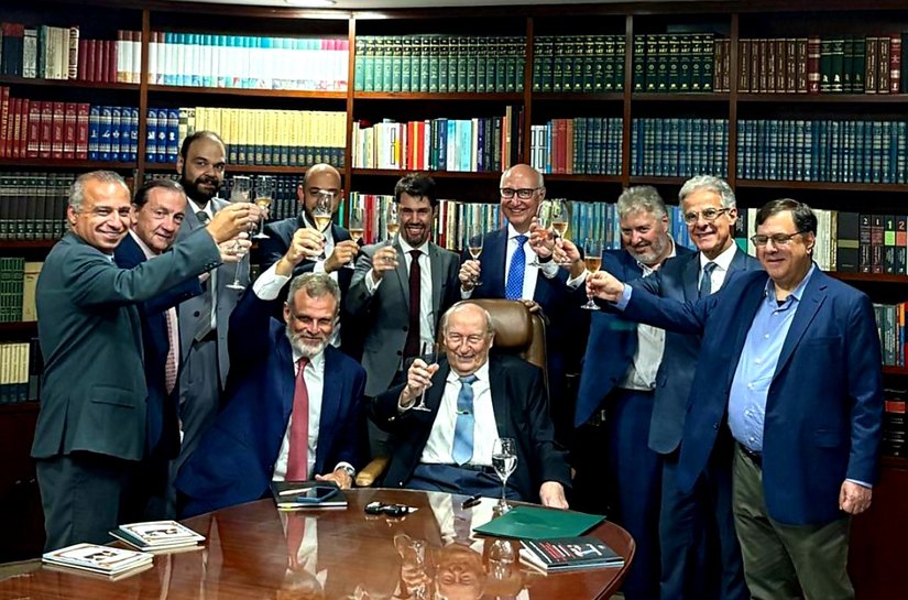 Jurista Ives Gandra toma posse na Academia Nacional de Direito Desportivo