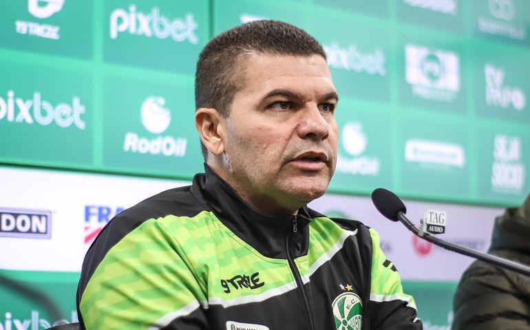 Louzer analisa estreias de Chay e Heitor no Guarani e evita falar sobre Régis