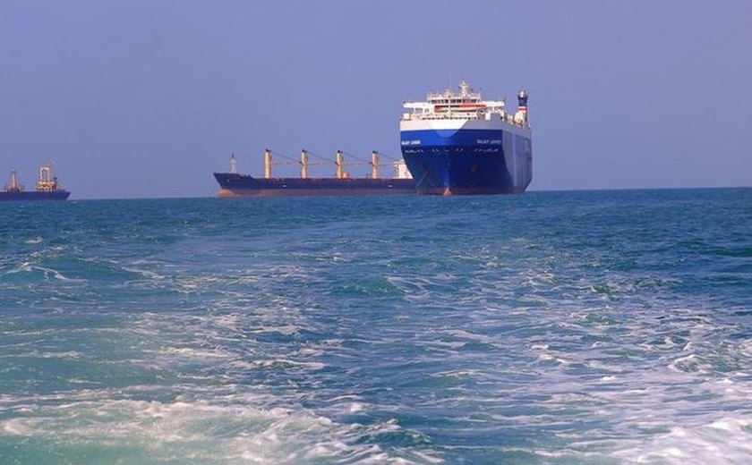 Navio cargueiro é atingido por míssil na costa do Iêmen em meio a aumento de tensão no Mar Vermelho