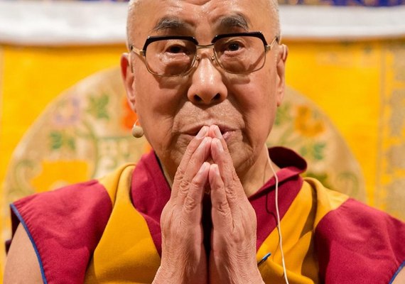 Pedido de Dalai Lama para criança chupar sua língua faz parte de 'piada', diz líder tibetano