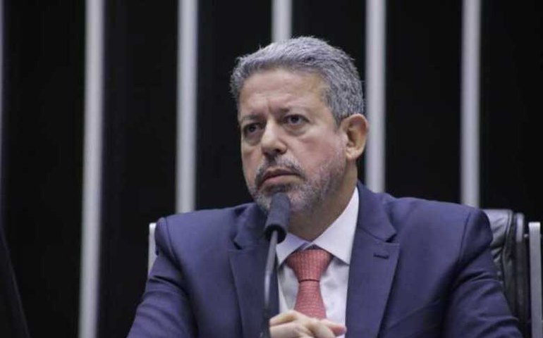 Lira diz que não deve recuar ‘um milímetro’ na discussão sobre emendas de relator