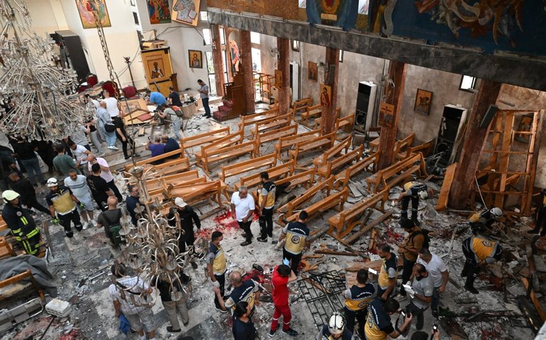 Homem-bomba mata pelo menos 20 pessoas em igreja na Síria