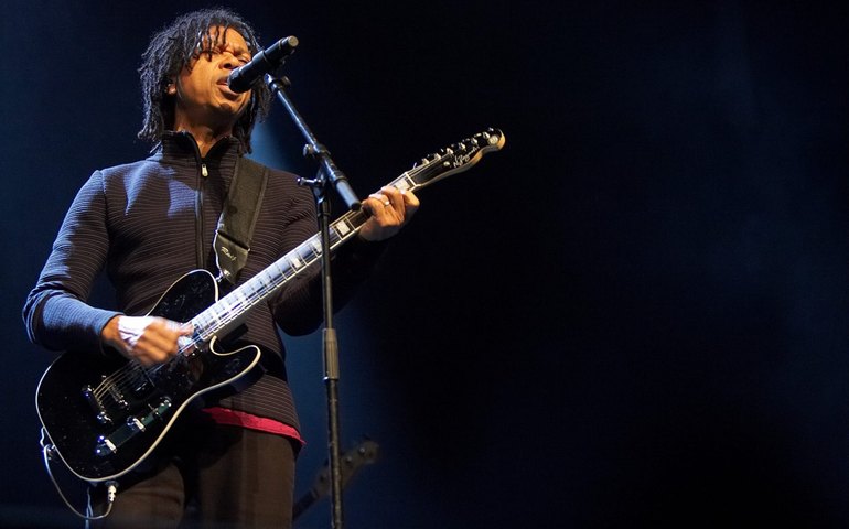 Descoberta de distúrbio neurológico muda a rotina do cantor Djavan