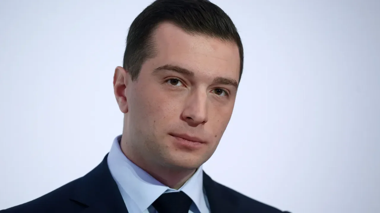 Quem é Jordan Bardella, jovem líder da extrema direita que ameaça chegar ao poder na França