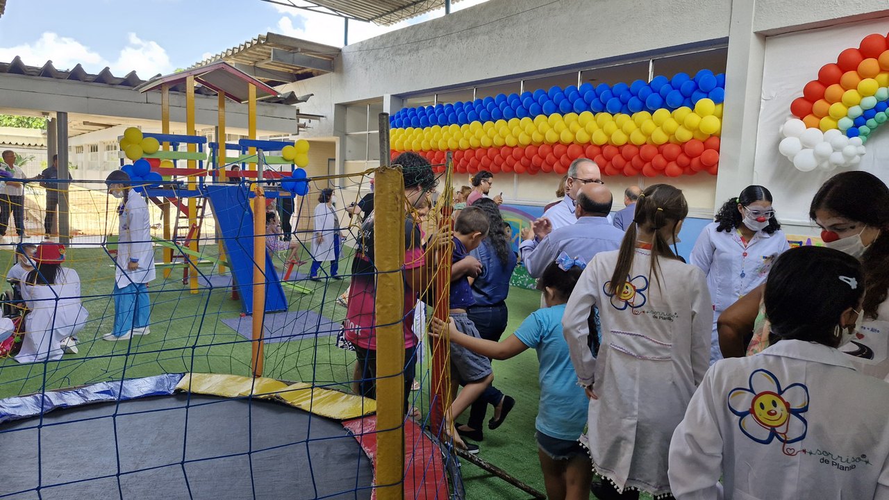 No dia do aniversário do SUS, Telesil entrega parque infantil no ambulatório do HUPAA-Ufal