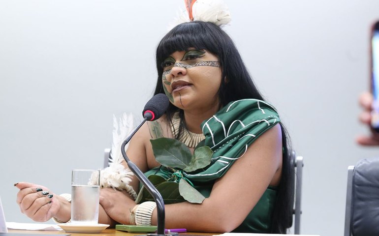 Deputada Célia Xakriabá denuncia violência policial durante marcha