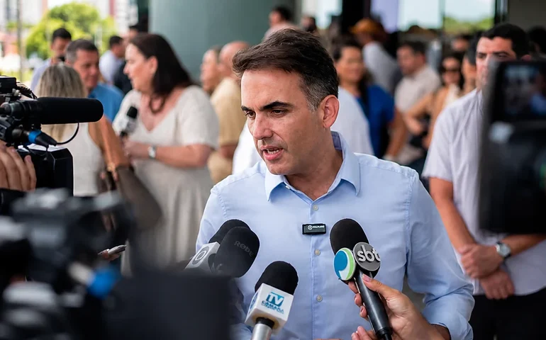 Ex-prefeito faz 'adesivaço', lança nome e confirma pré-candidatura à Câmara dos Deputados