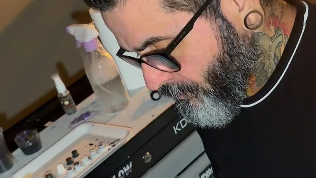 O artista Germano Braga, que cria tatuagens diretamente na pele com a técnica de desenho à mão livre, já conquistou mais de 40 prêmios em eventos nacionais e internacionais