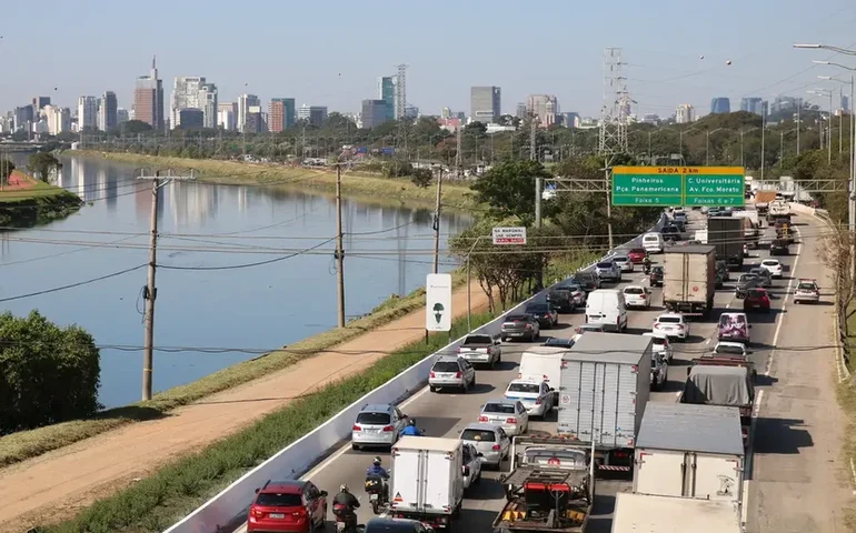 Acidente bloqueia faixas na Marginal Pinheiros no sentido de Interlagos