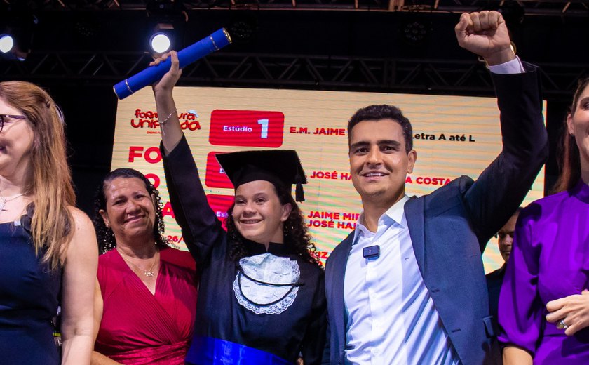 JHC vai à formatura unificada de alunos do Município e diz que momento é histórico