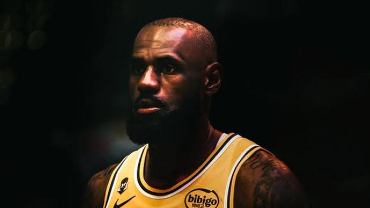 Lakers oficializam saída de LeBron James após oito temporadas