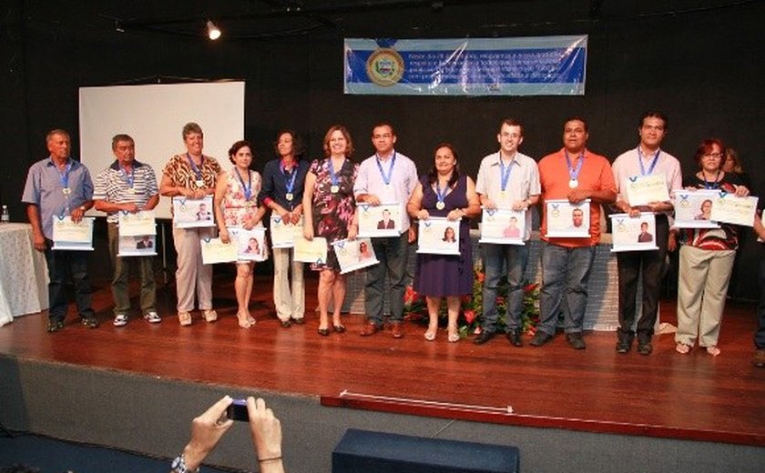 Educação presta homenagem a Servidores Destaque de 2014