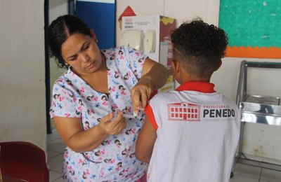 Penedo atualiza caderneta de vacinação de crianças e adolescentes com Programa Saúde nas Escolas