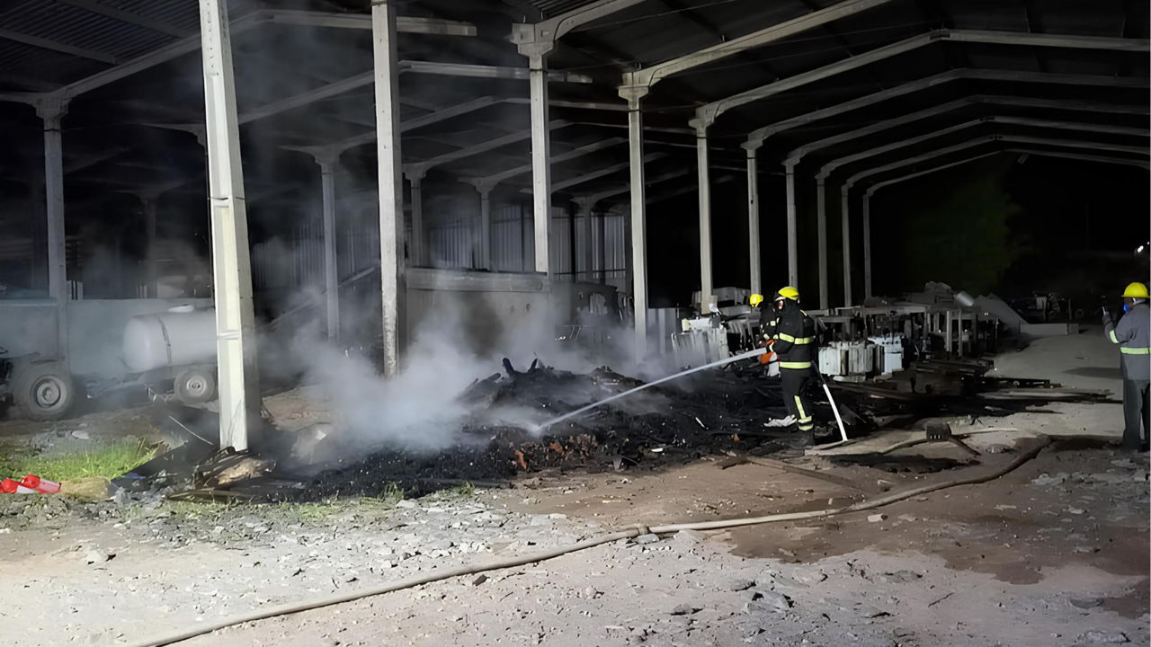 Corpo de Bombeiros combate incêndio em estabelecimento comercial em Murici