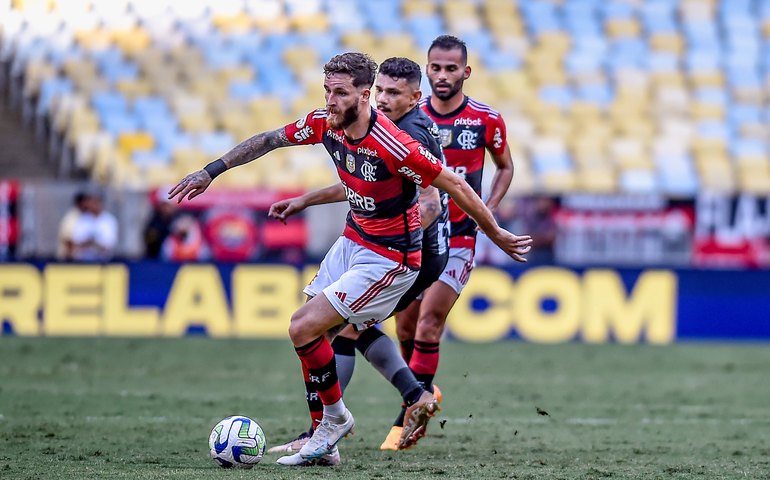 Botafogo vence Flamengo em grande clássico e lidera o Brasileirão