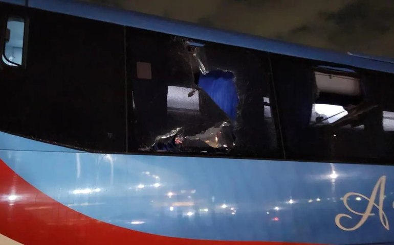 Ônibus com torcedores do Flamengo é apedrejado a caminho do estádio em Itaquera