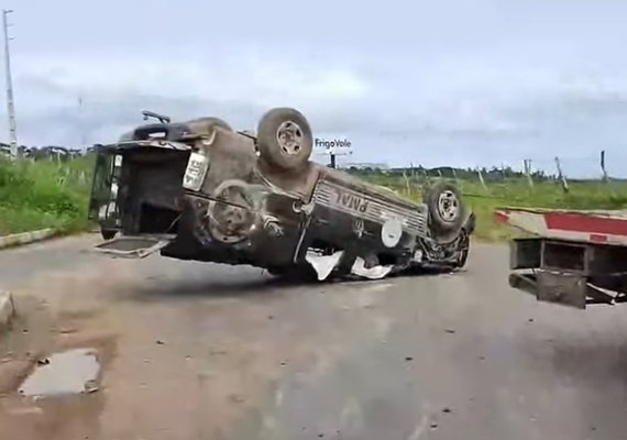 Viatura do Pelopes capota após colisão com carro na AL-115 em Arapiraca