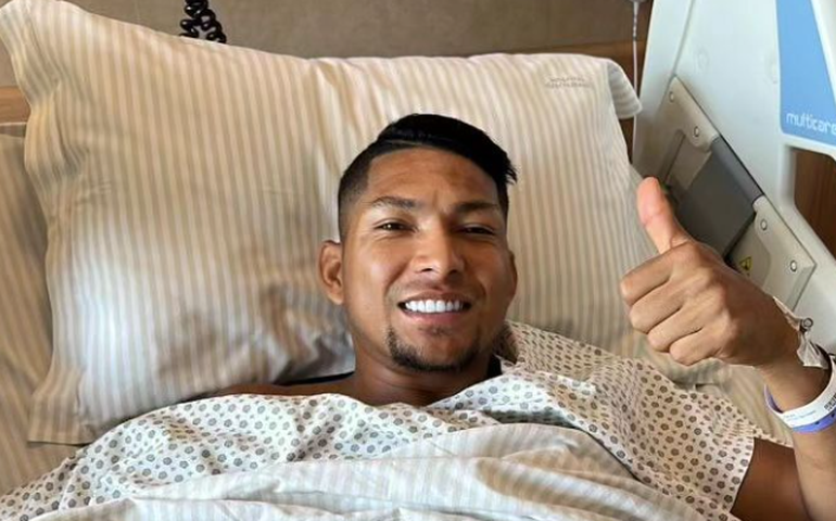 Rony assina por três anos com o Santos após disputa com o Corinthians