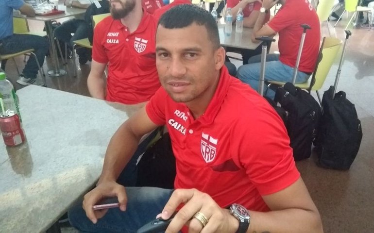 Desfalcado de volantes e sem Mailson, CRB embarca para enfrentar o Criciúma