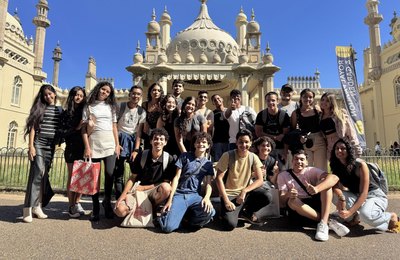 Estudantes alagoanos do Daqui pro Mundo visitam o icônico Royal Pavilion em Brighton