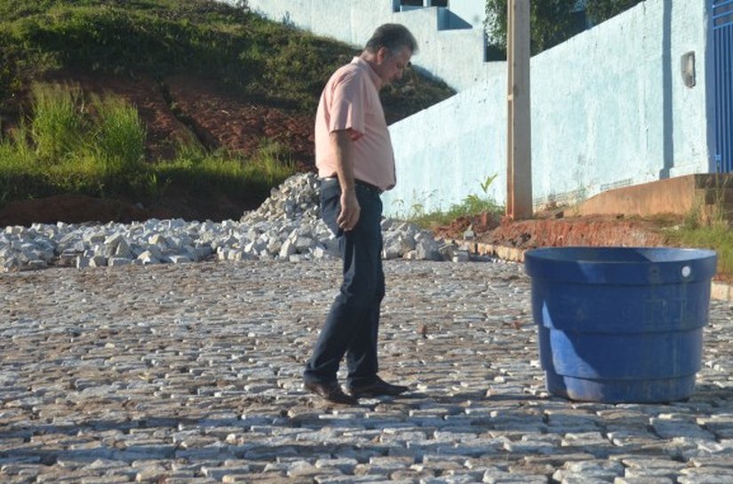 Coruripe: prefeito Joaquim Beltrão visita andamento de obras de calçamento