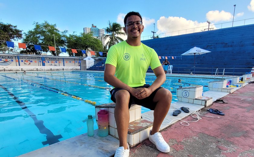 Último dia para se inscrever no Jeal: conheça a história do professor de natação da rede estadual
