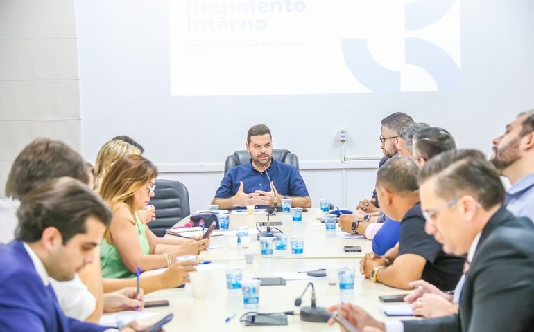 Comissão apresenta aos vereadores documento base para atualização do regimento interno da Câmara