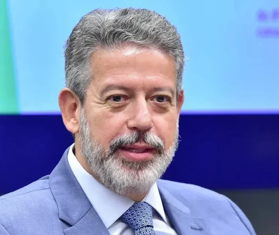 Arthur Lira participa da solenidade no Planalto e é reconhecido por papel central na lei que garante isenção de IR para 15 milhões de brasileiros